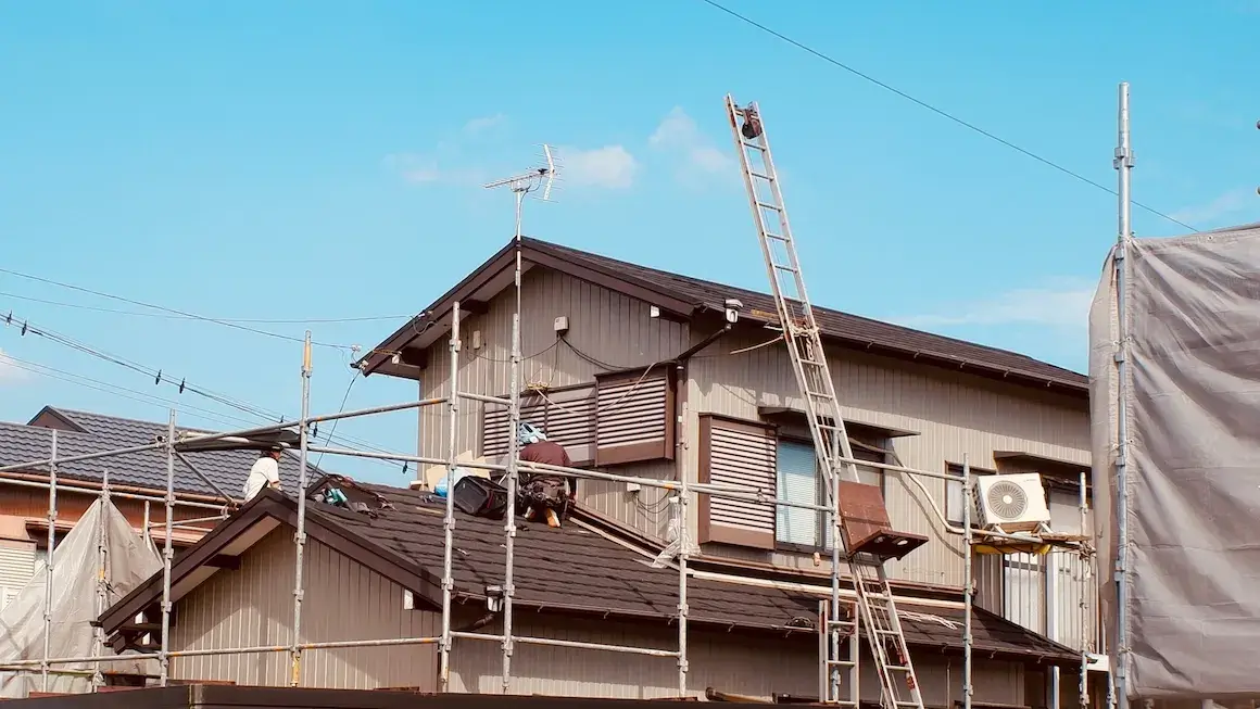 屋根カバー工法にかかる費用は？変動する要素・葺き替え工事との比較を紹介