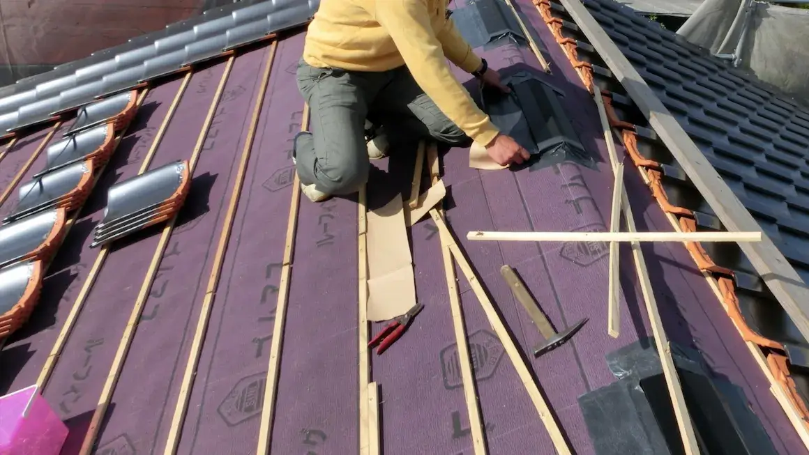 屋根の葺き替え工事の費用相場はどれくらい？費用の抑え方も紹介
