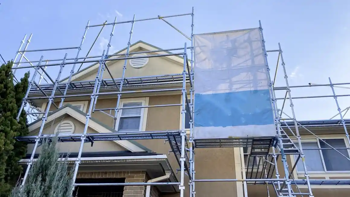 外壁塗装の耐用年数は何年？外壁材・塗料別の目安と劣化症状の見分け方