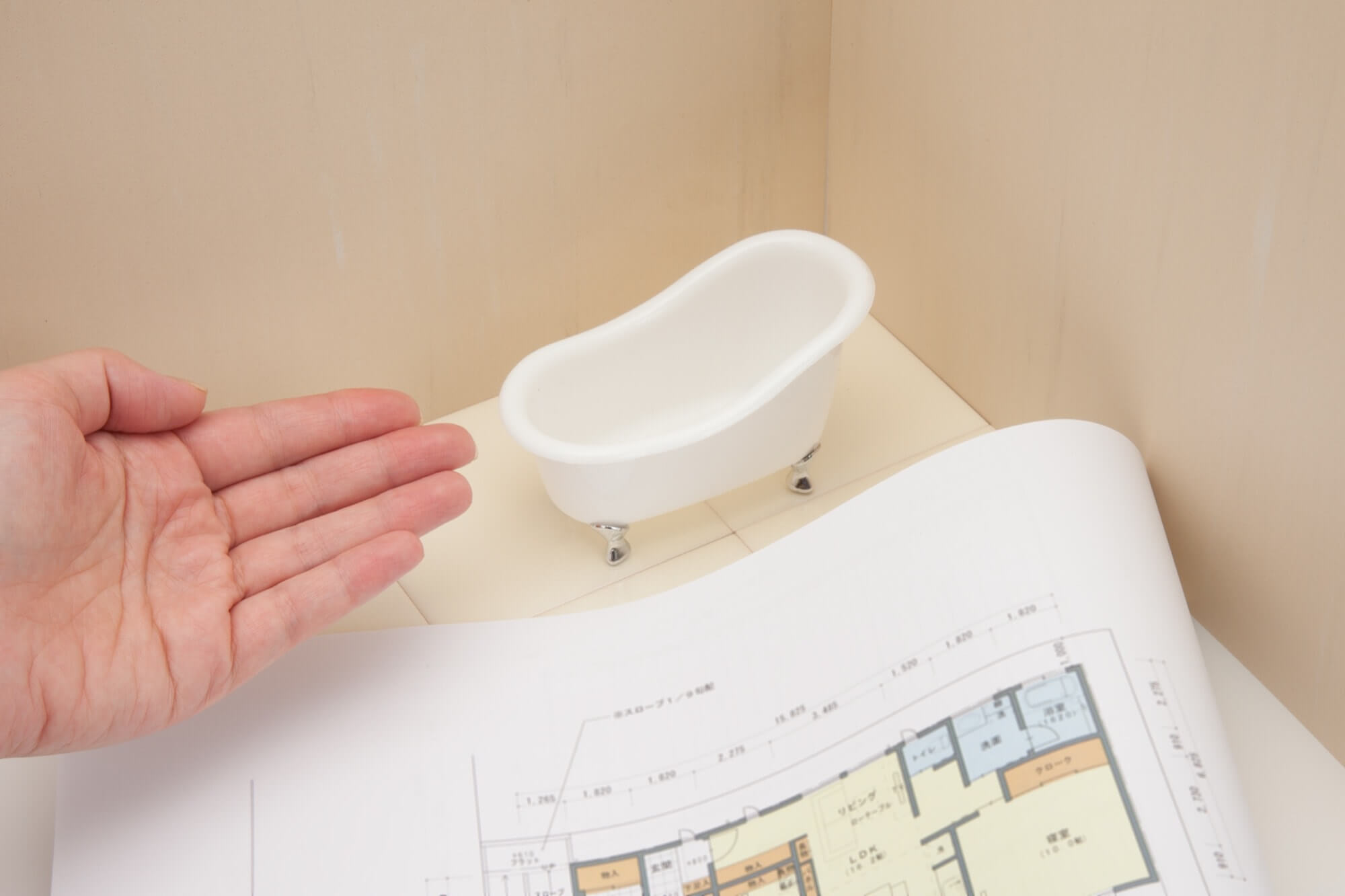ミニチュアの浴室と設計図