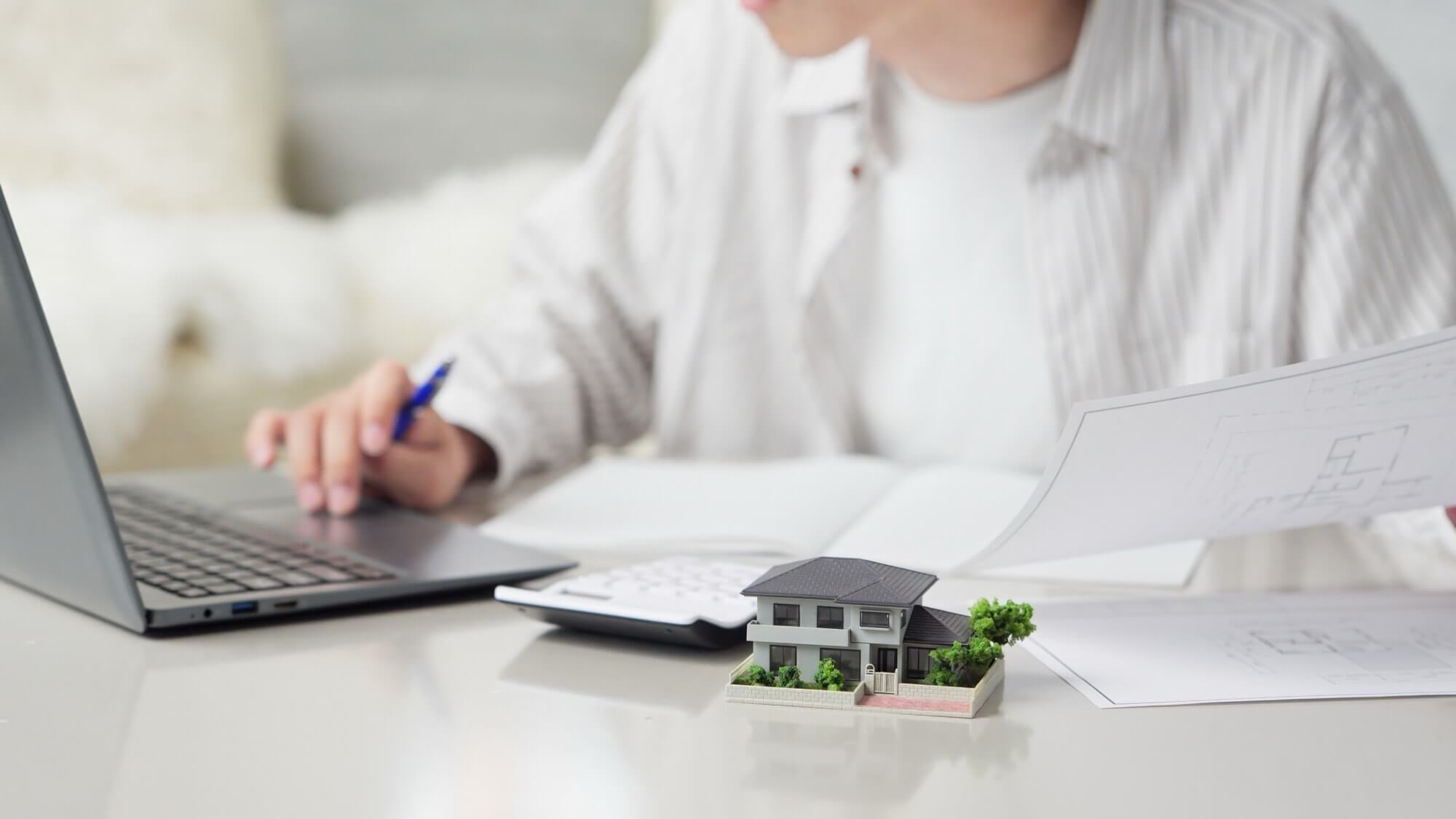 家にかかるお金のシミュレーションをする男性