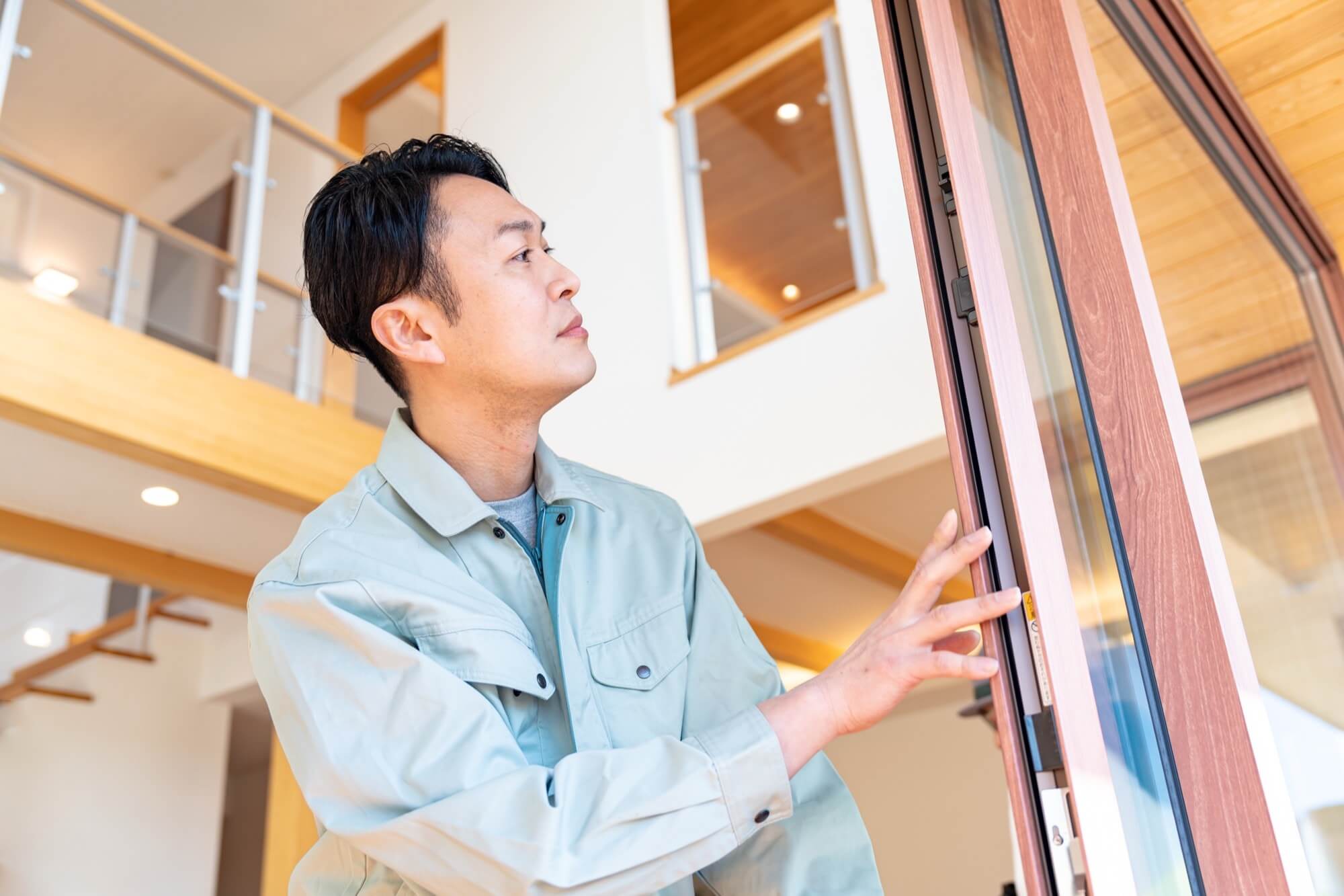 窓の点検をするリフォーム作業員