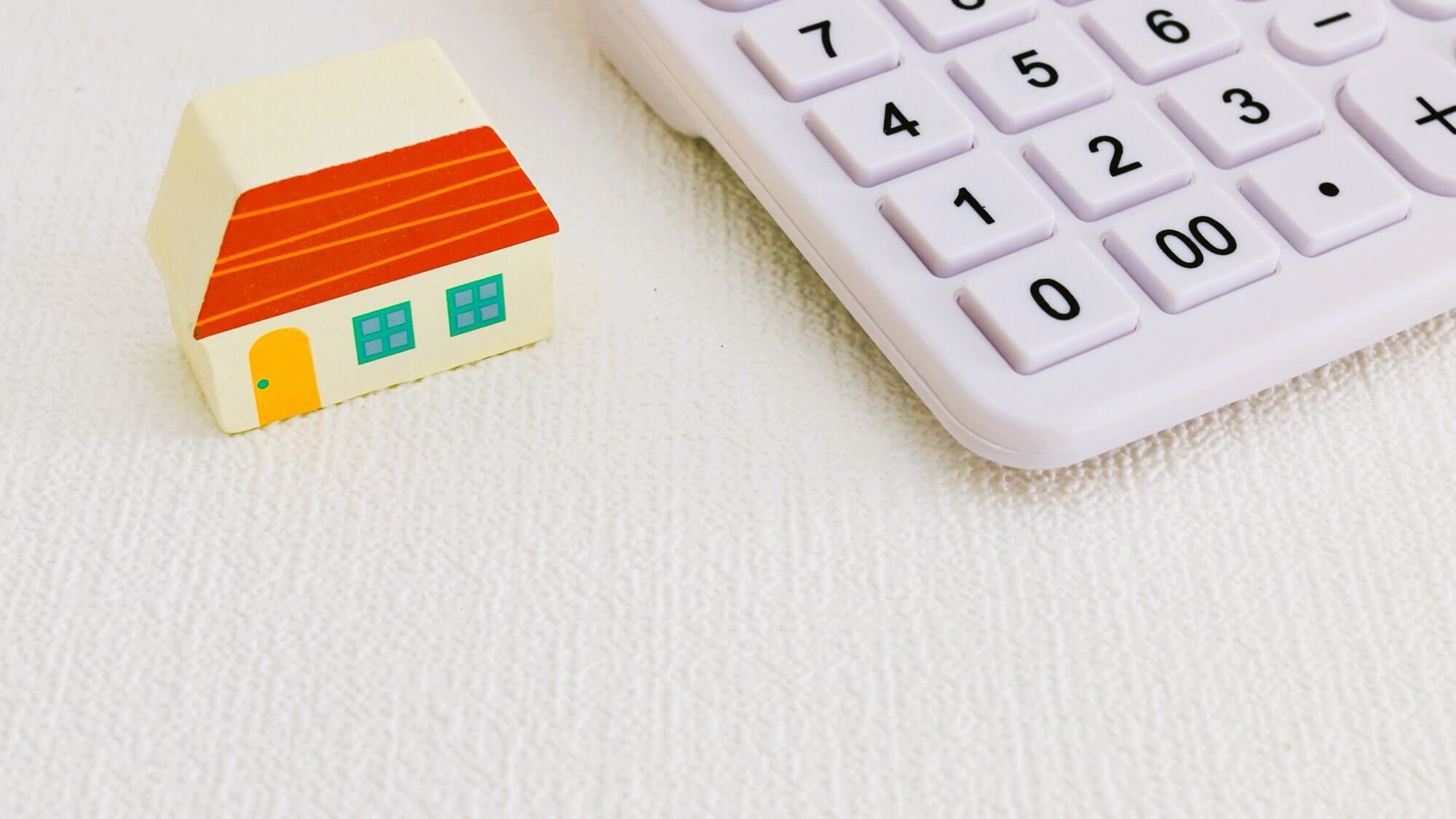 ミニチュアの家と電卓