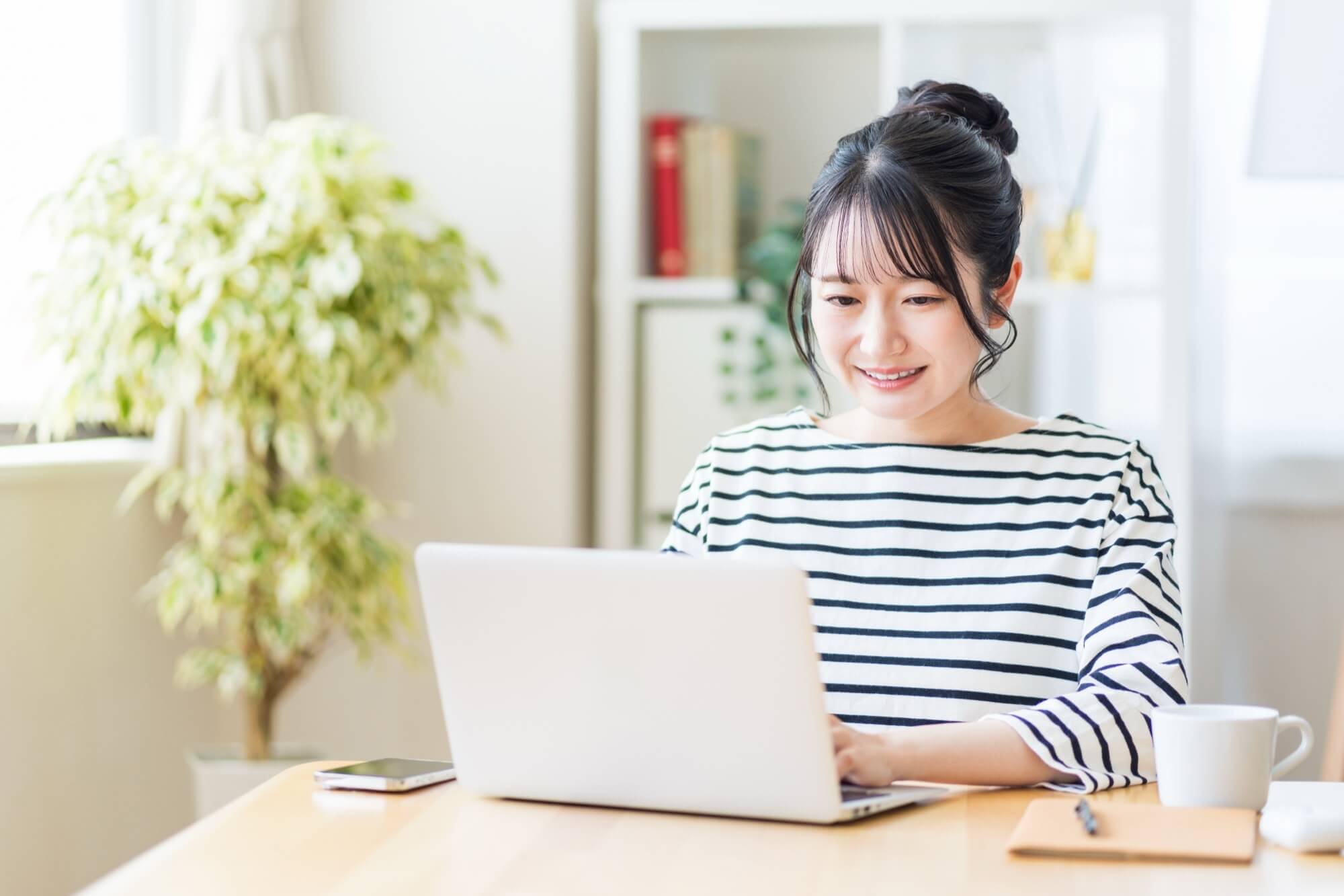 パソコンで情報収集をする女性