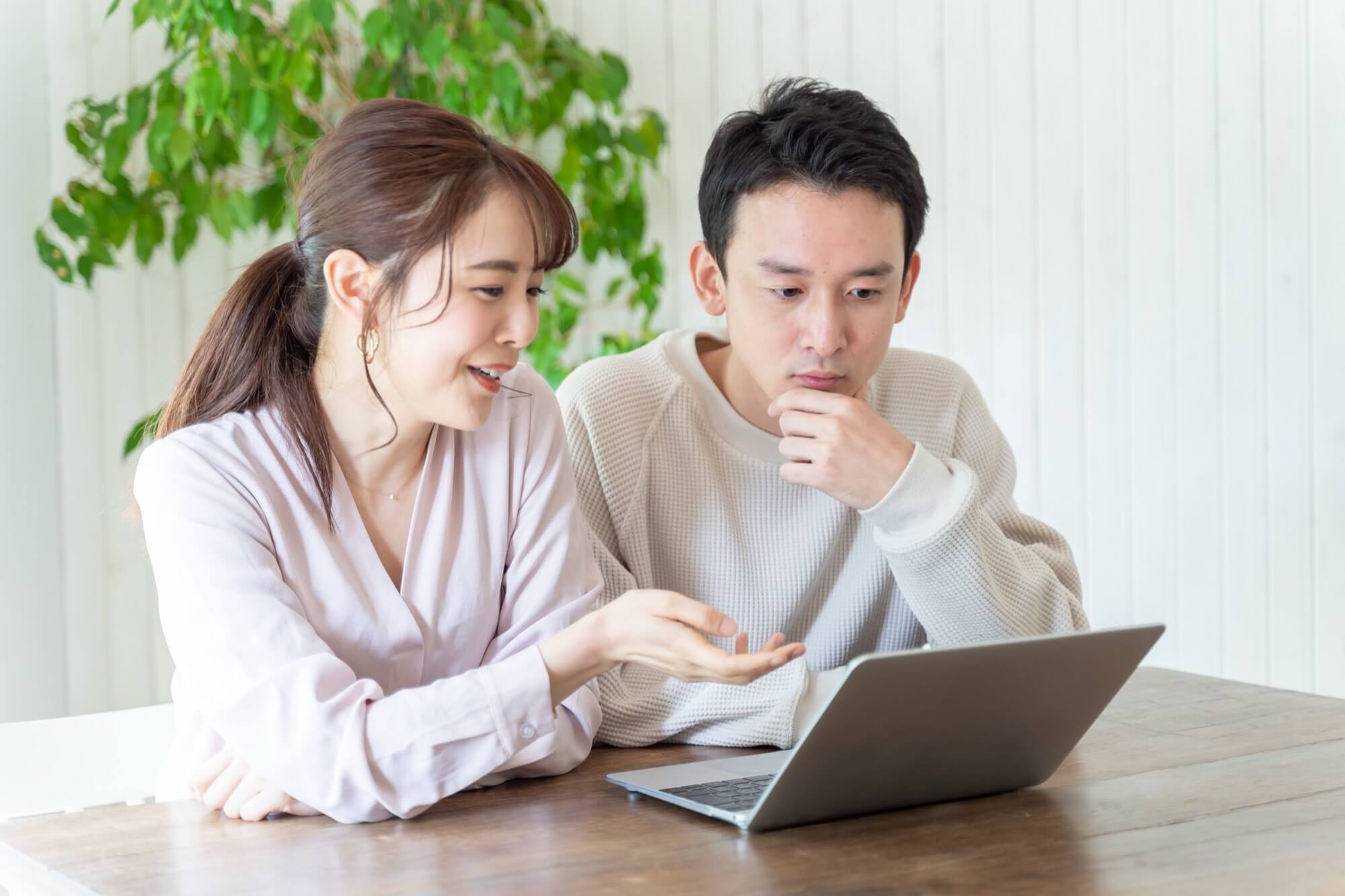 パソコンの前でリフォームの相見積もりについて検討する夫婦