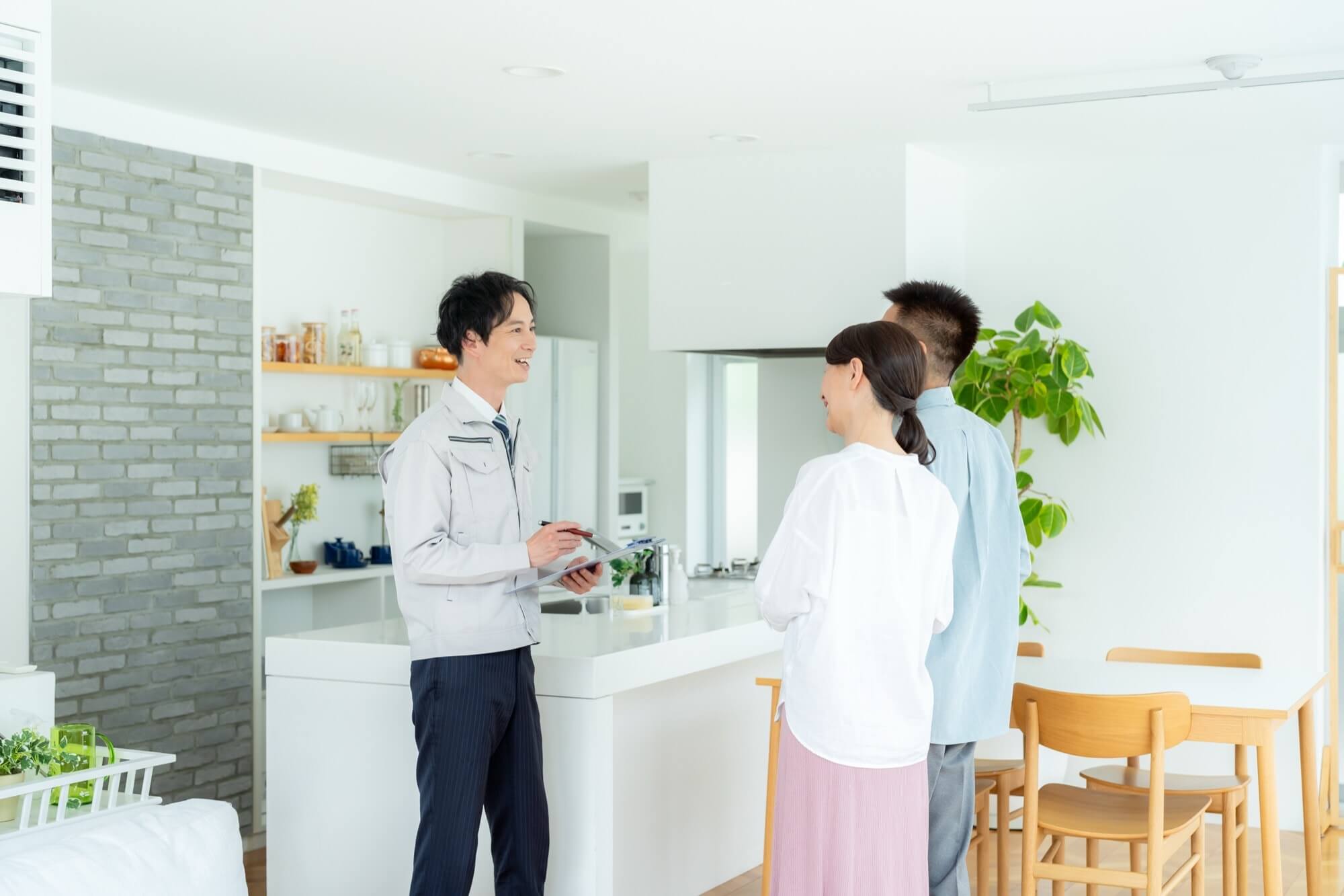 リフォーム作業員と顧客