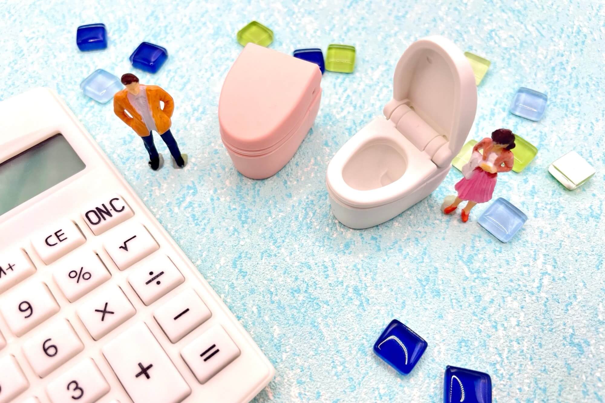ミニチュアのトイレと電卓