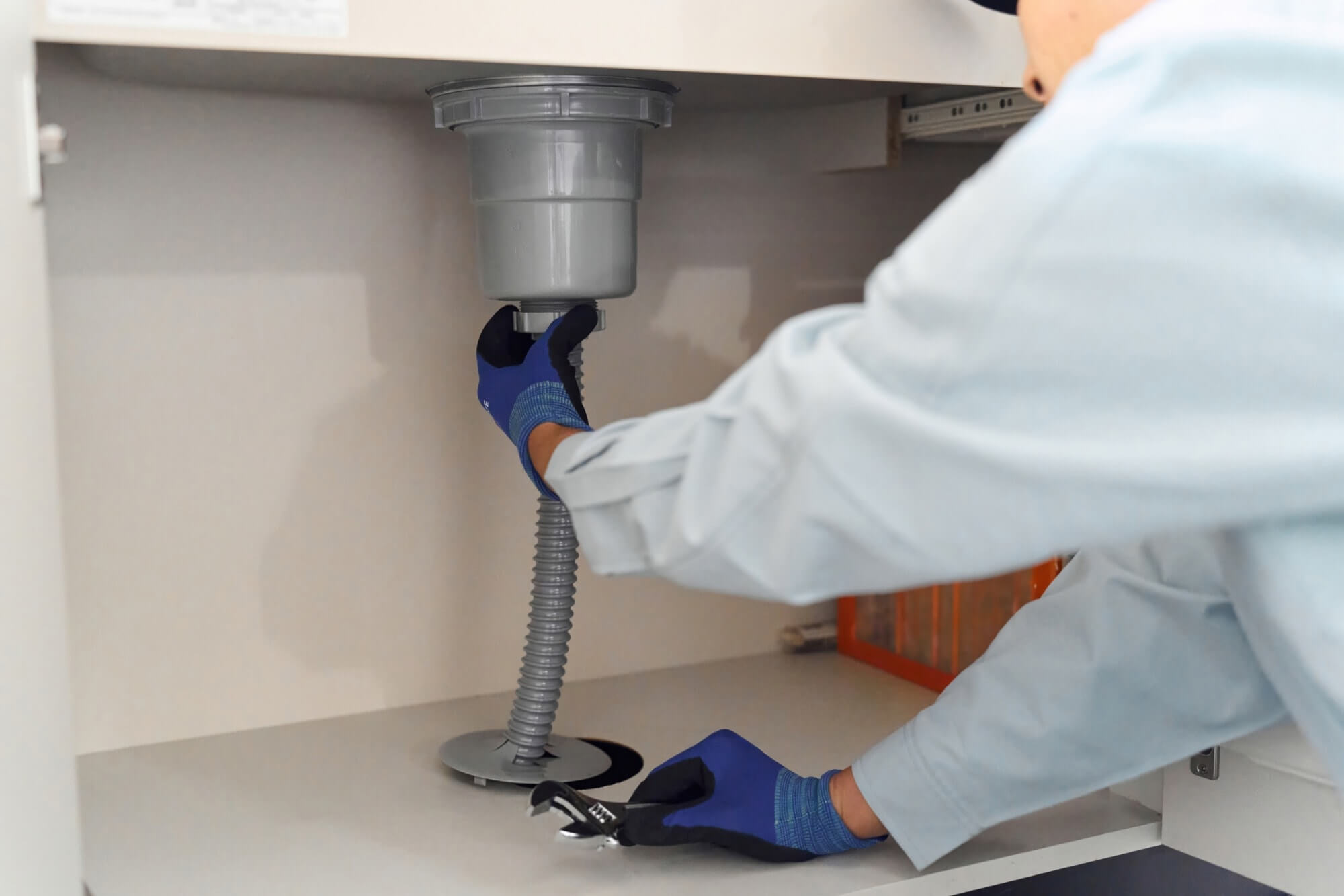 水回りの点検を実施するリフォームスタッフ