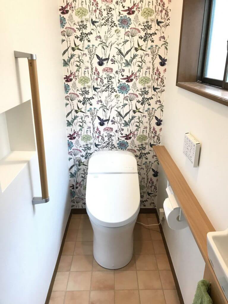 縦型手すりのついたトイレ