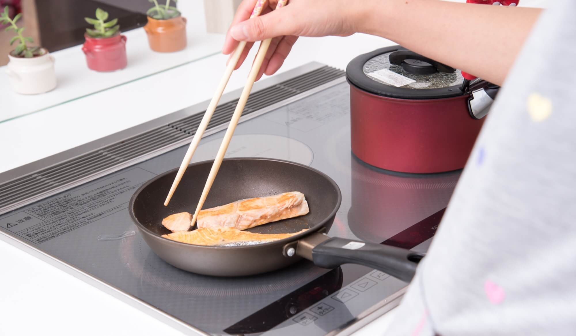 キッチンで調理する女性
