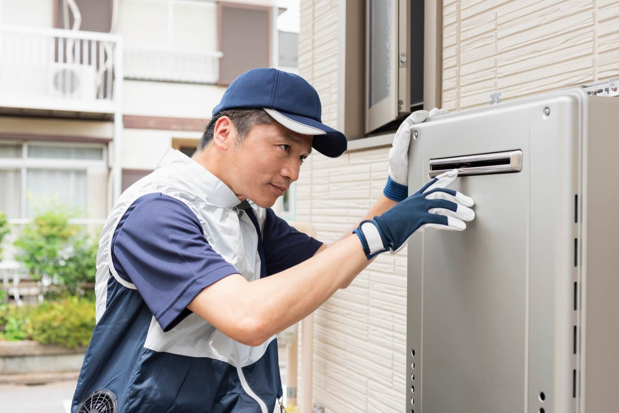 給湯器の点検をする作業員の男性
